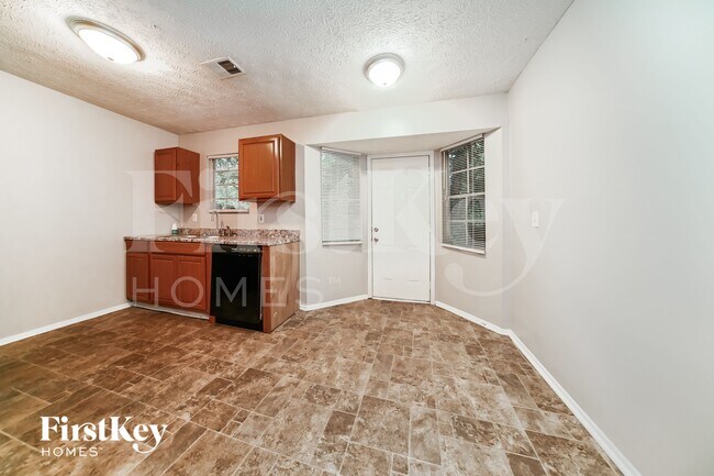 Building Photo - 1010 Pine Tree Trail