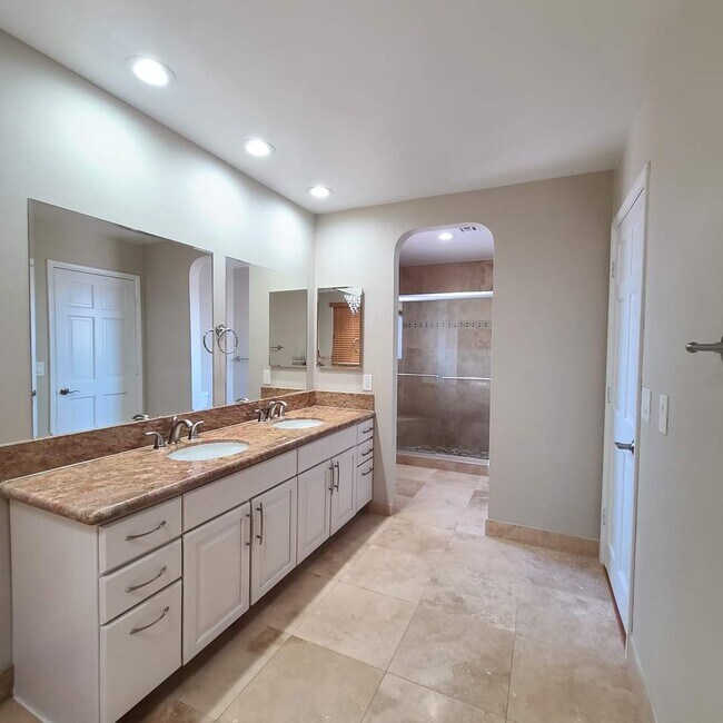 Building Photo - 3100 Waterview Dr