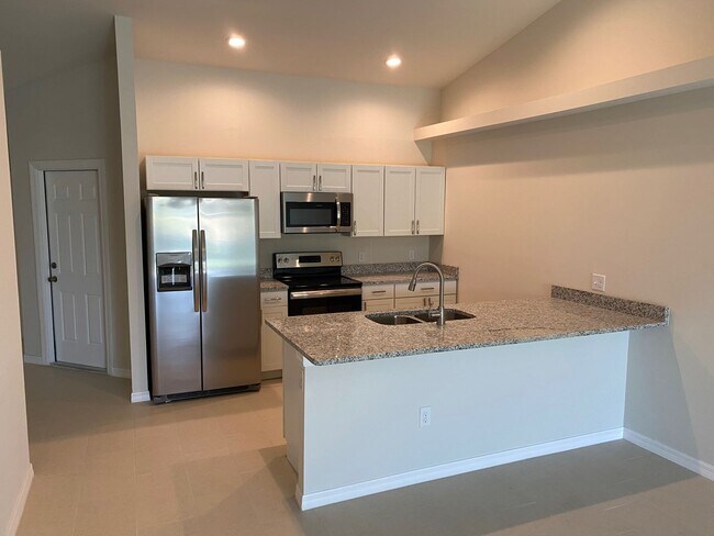 Building Photo - 3 bedroom, 2 bath Duplex "Both side Curren...
