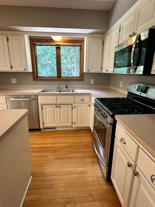 Building Photo - Maple Grove Single Family Home, Office, Fa...