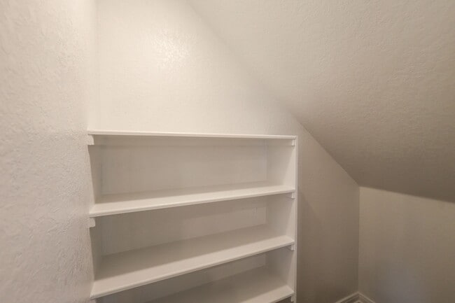 Building Photo - Modern 3 Bed 2.5 Bath Townhouse Near La Cantera & UTSA