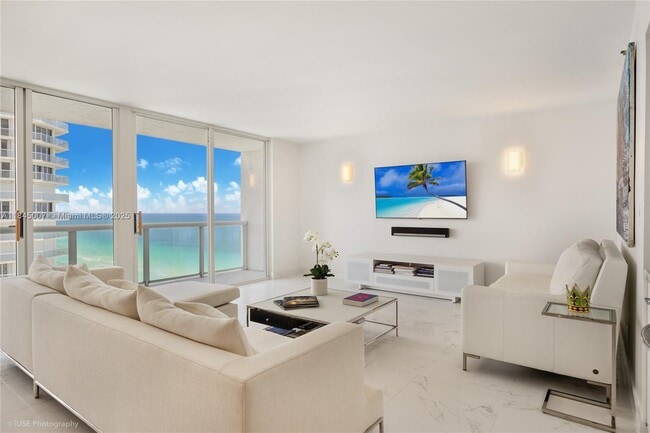 Building Photo - 16425 Collins Ave