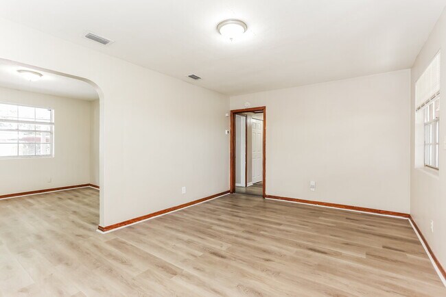 Foto del edificio - 741 Dixon St