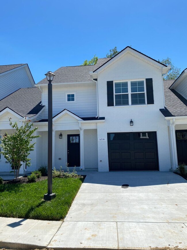 Building Photo - 3 BD 3.5 BA Great Location Townhome!