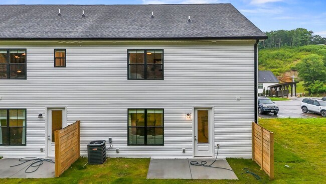 Foto del edificio - NEW 3-Bederoom Townhome, Now Offering $1000