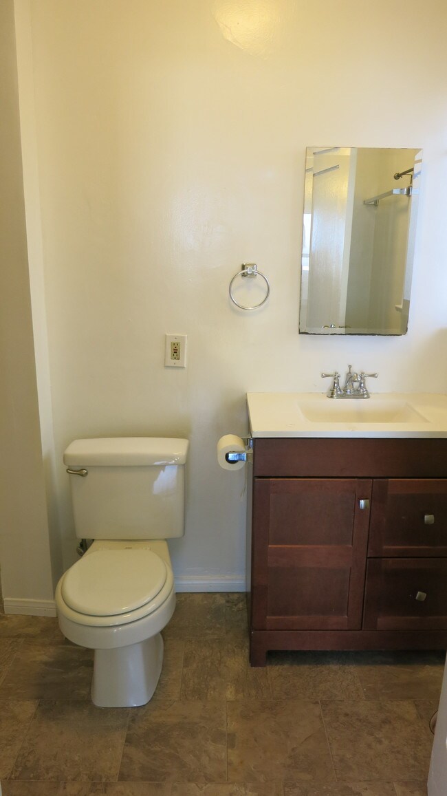 Baño reformado. - 3607 Crest Dr