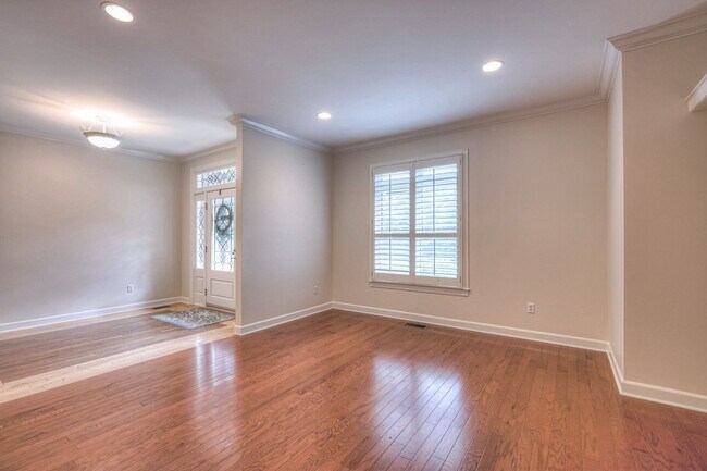 Building Photo - 604 Georgian Way