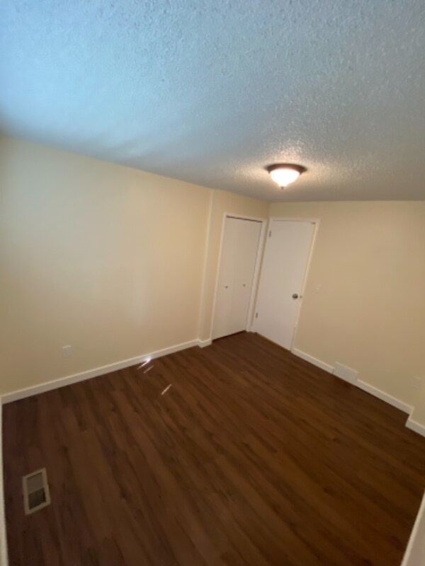 Building Photo - 553 E Crown Ave