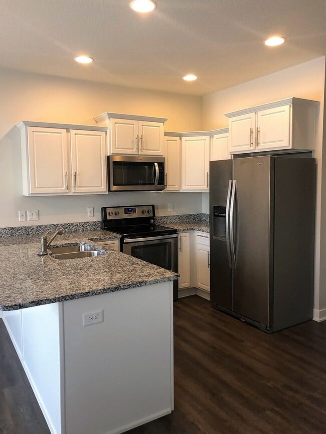 Building Photo - HUGE Single Family Home Available!