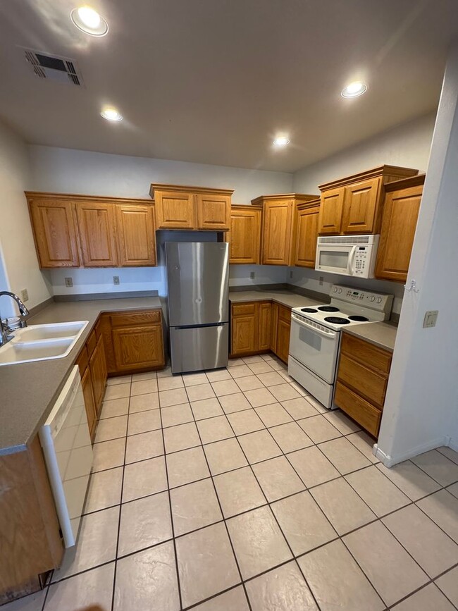 Building Photo - 3-bedroom 2-bathroom home with a two car g...