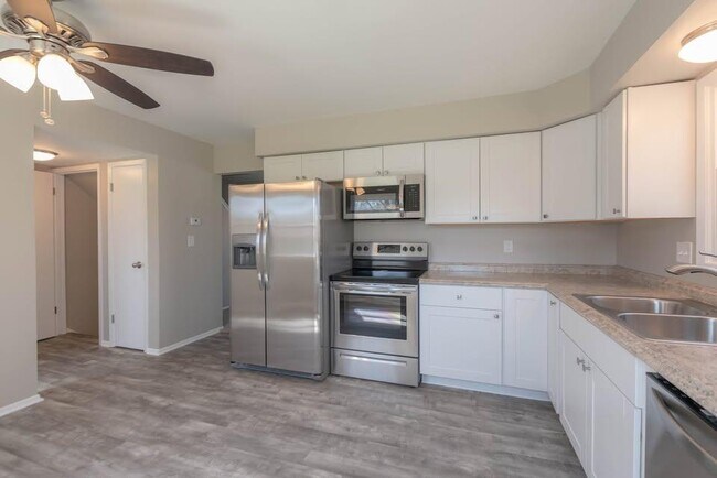 Foto del edificio - 734 Normandy Cir