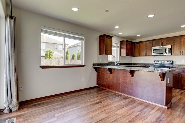 Foto del edificio - Charming 3-Bedroom Home Across from Nature Preserve & Frostad Pond!