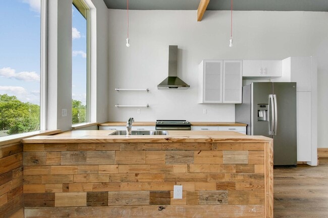 Building Photo - Lofts at 305
