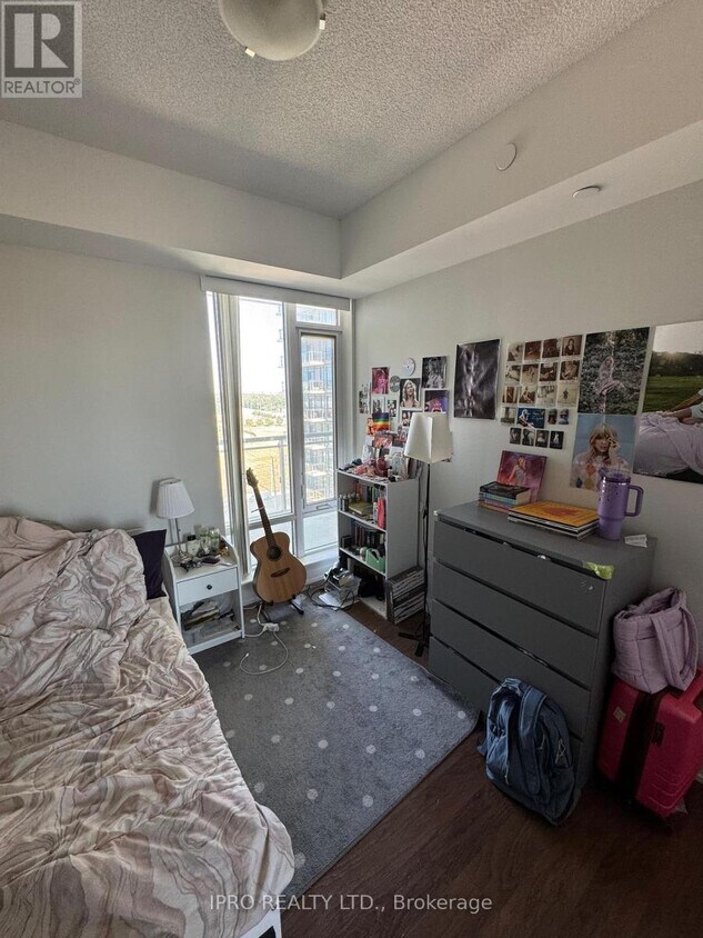 Photo du bâtiment - 2560-2560 Eglinton Ave W