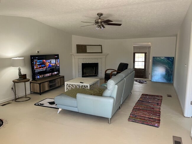 Building Photo - 2894 River Lake Dr