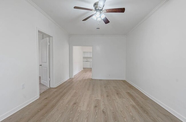 Building Photo - 4 bedroom, 2 bathroom near the University ...