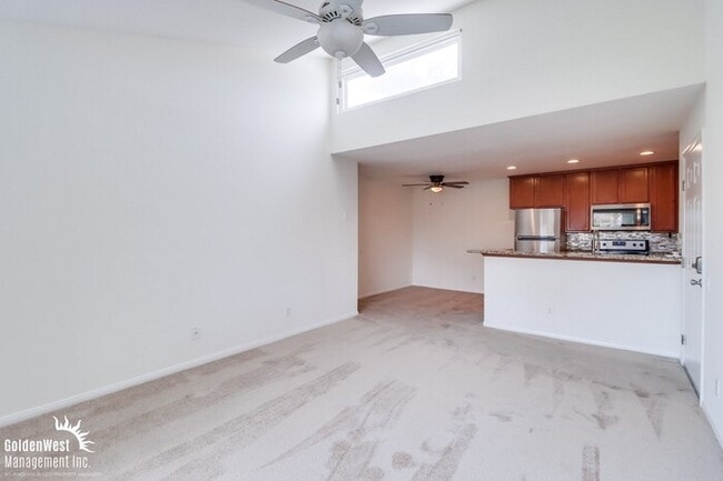 Building Photo - Charming 1Bdm 1Ba Condo in the Heart of Sa...