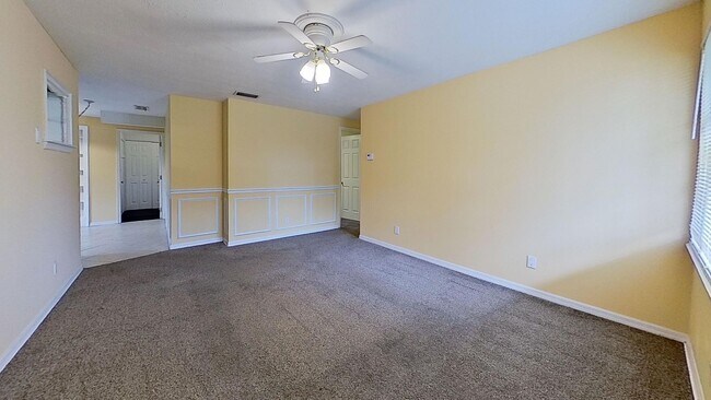 Foto del edificio - 4 Bedroom 1.5 Bathroom in Orange Park available early May!