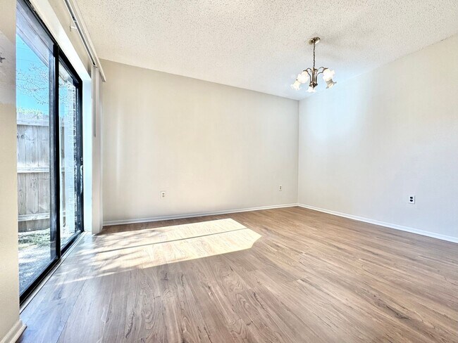 Foto del edificio - Stylish 2BR/1.5BA Condo in Baton Rouge – O...