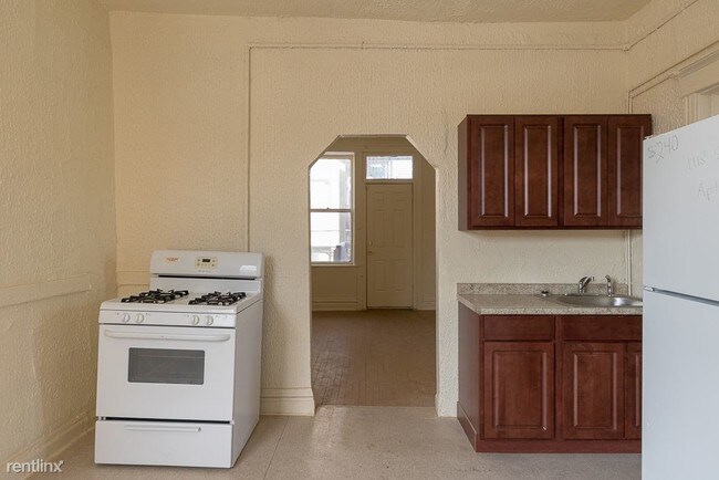 Building Photo - 1118 S Western Ave