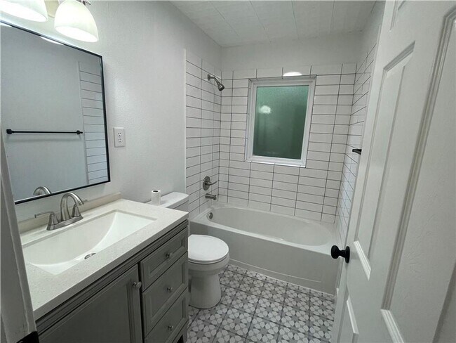 Foto del edificio - 2 bed 1 bath home within walking distance ...