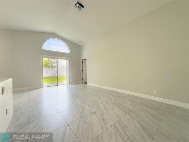 Foto del edificio - 12204 Sunset Point Cir