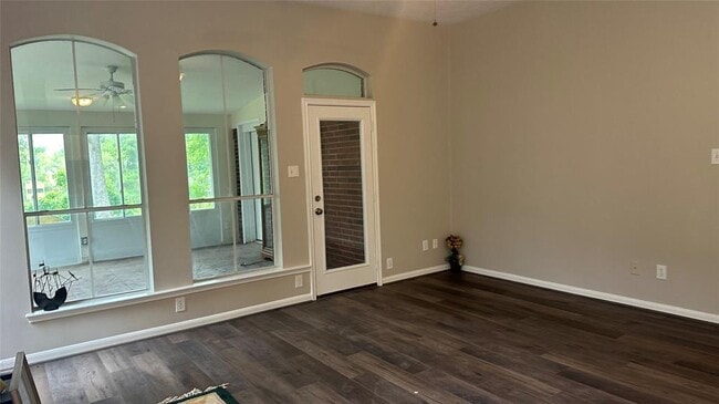 Foto del edificio - 4242 Lakeshore Forest Dr