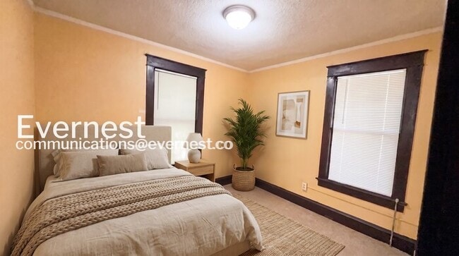 Building Photo - 2 Bed/1 Bath Home with Off-Street Parking / Coming Soon!