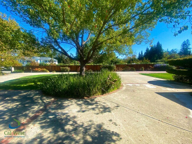 Foto del edificio - $9595 - 6 Bed/4.5 Ba Executive Home in Los Altos HIlls/With Pool/Separate Inlaw Unit