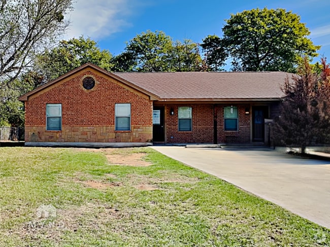 Building Photo - 414 N Ave E