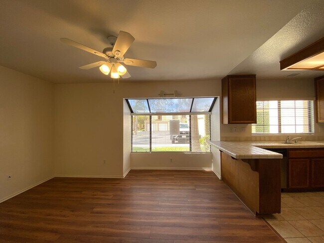 Foto del edificio - Spacious Dual-Master Condo!