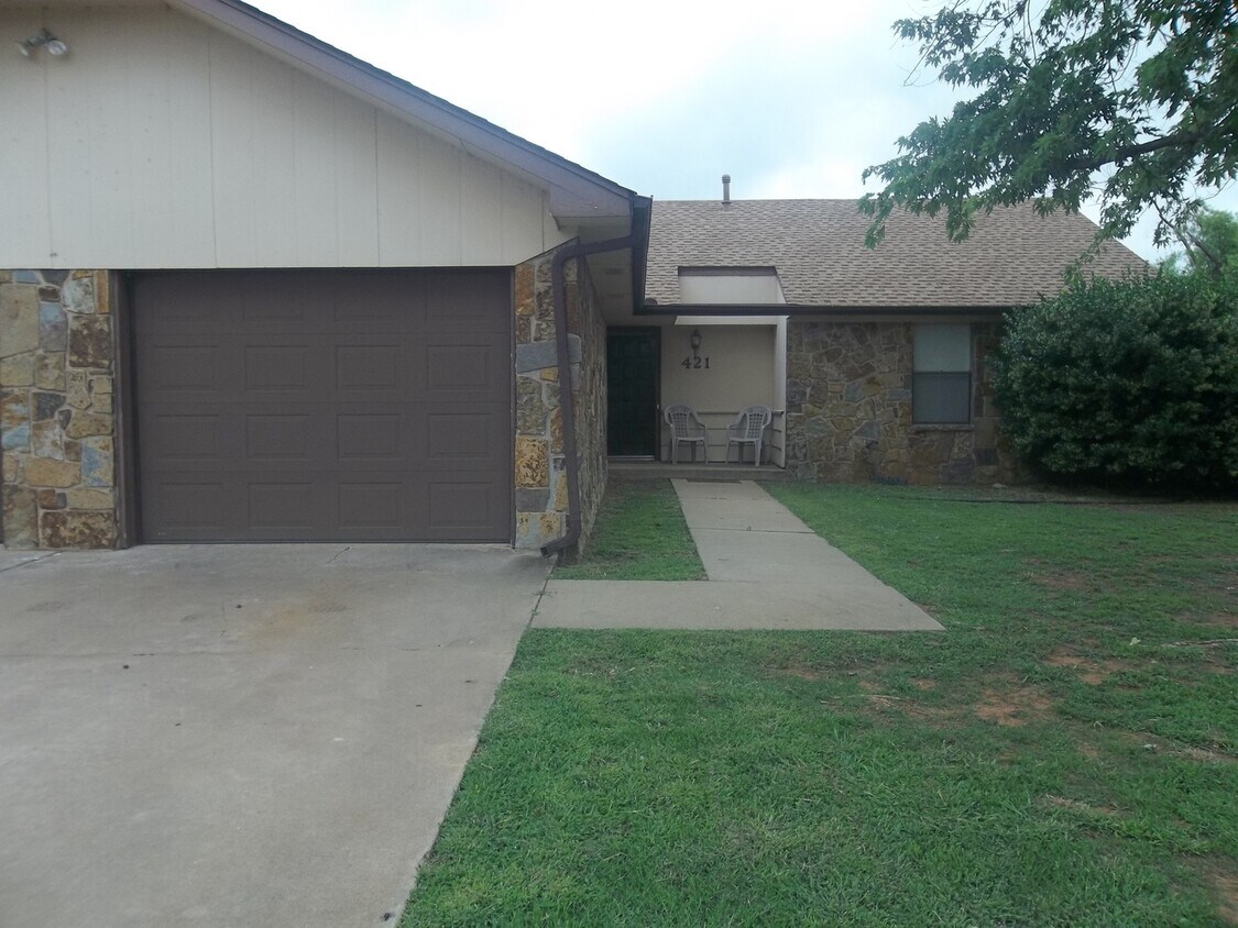Primary Photo - 421-423 Britton Ct.