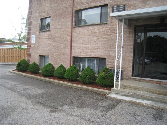 Building Photo - 763 Main St