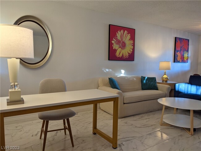 Foto del edificio - 356 E Desert Inn Rd