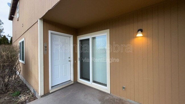 Building Photo - 1945 SW Canyon Dr