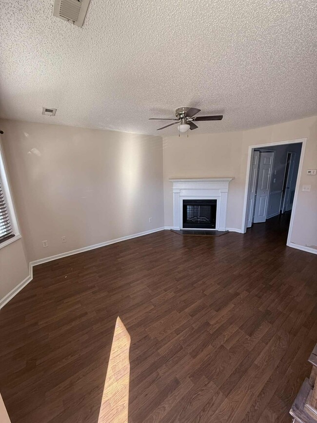 Building Photo - 4033 Cobblestone Dr