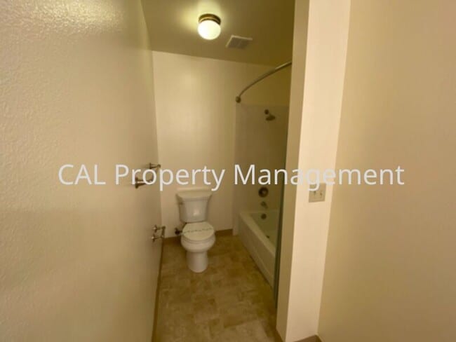 Building Photo - Upper level 2 bedroom & 1 bathroom condomi...