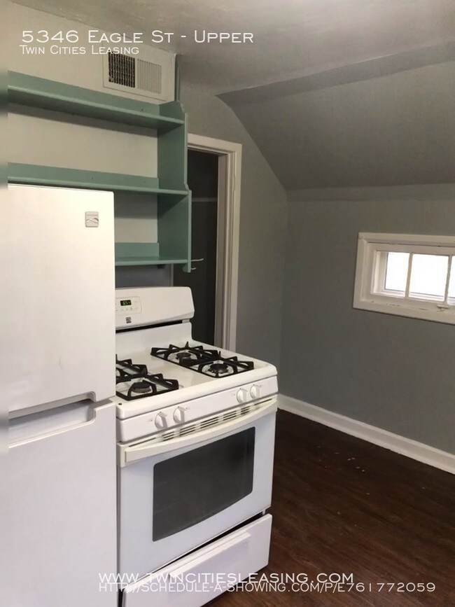 Foto del edificio - Freshly painted 2 bedroom upper level duplex