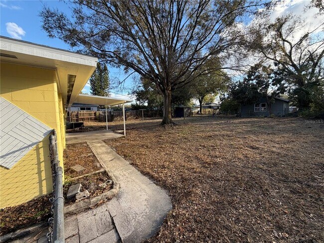 Foto del edificio - 1915 E Fern Rd