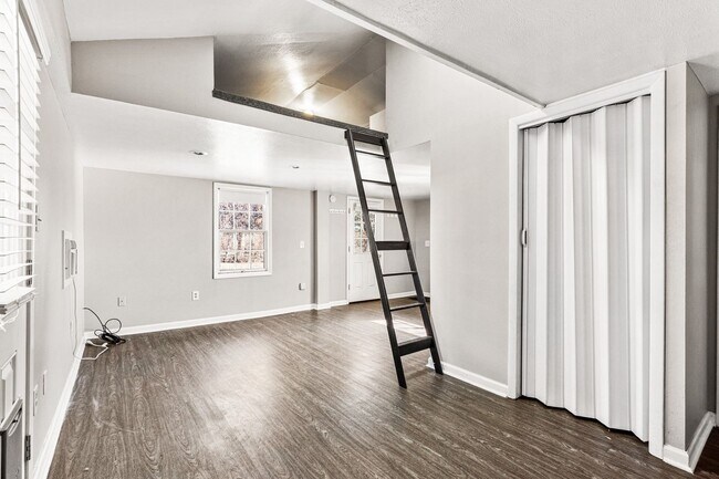Foto del edificio - Detached Studio With Storage & Private Fenced Yard Near Sloan's Lake!