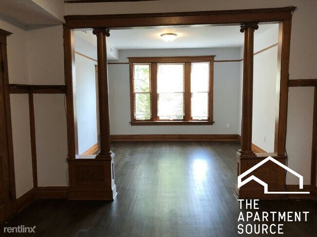 Building Photo - 3 br, 1 bath Apartment - 2022 W Roscoe St