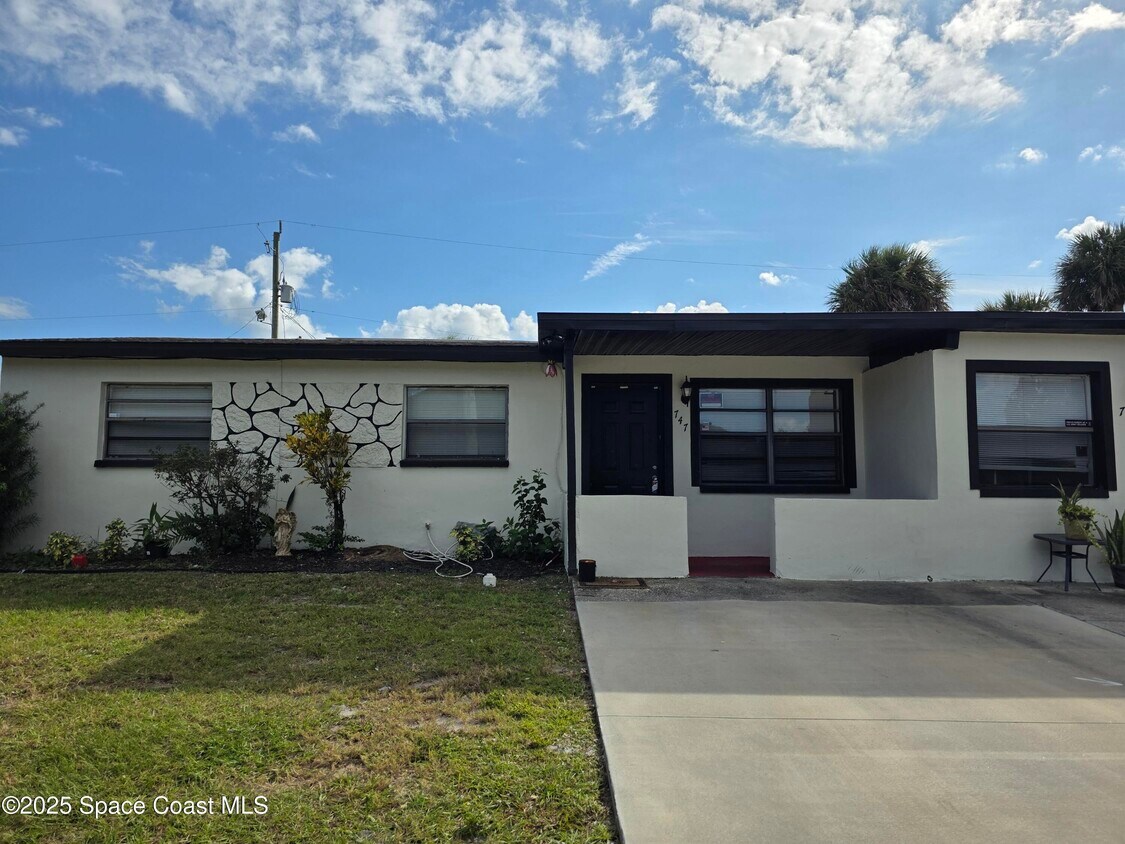 Foto principal - 747 E University Blvd