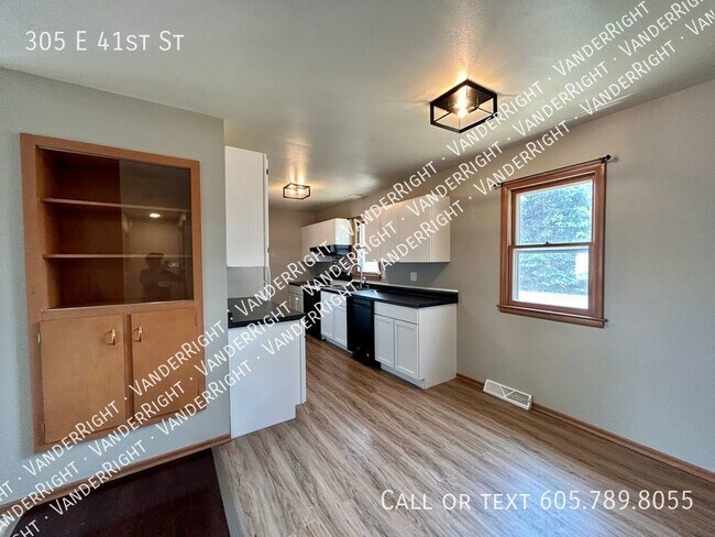 Building Photo - Gorgeous 4 Bedroom 2 Bathroom With Fenced ...