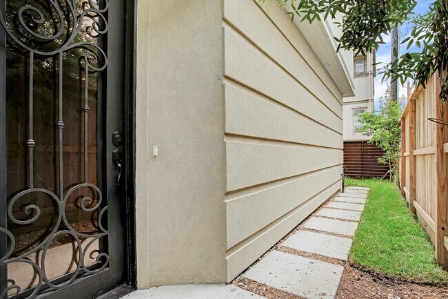Foto del edificio - 1108 Fowler St
