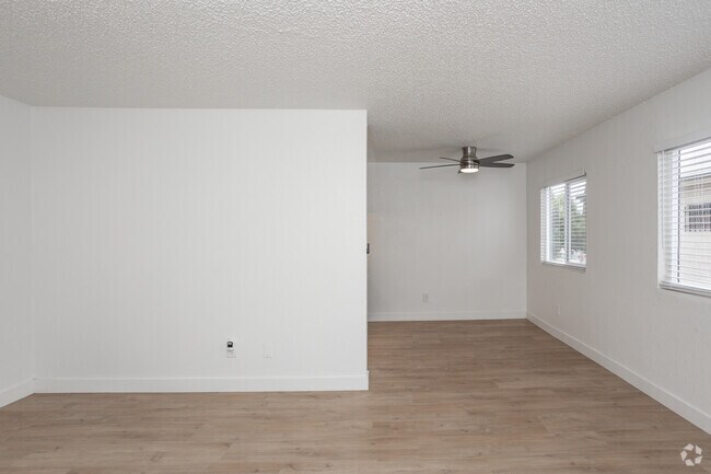 2 habitaciones, 1 baño - 800 pies cuadrados - Comedor - 637 W. 79th