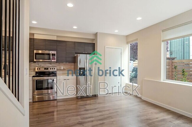 Building Photo - 8841 Midvale Ave N