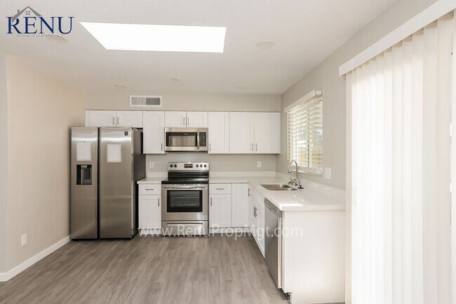 Foto del edificio - Now Available!