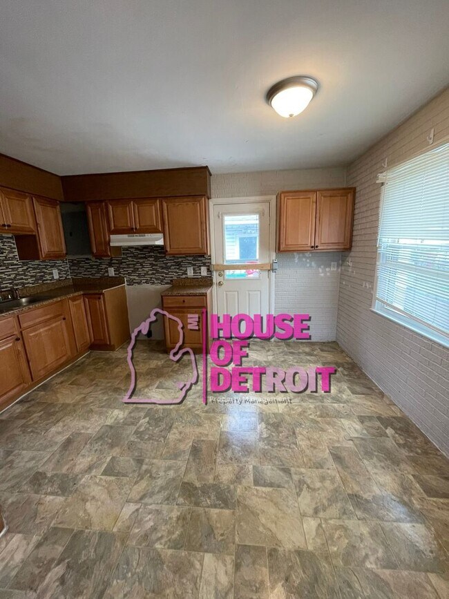 Building Photo - 3 BEDROOM | 1 BATH | FREE PRE SCREEN