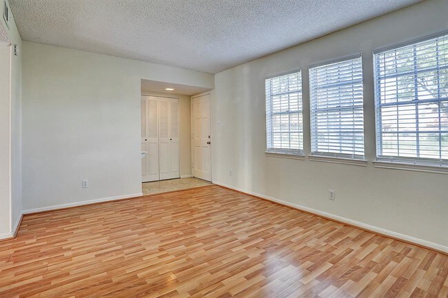 Foto del edificio - 10458 Hammerly Blvd