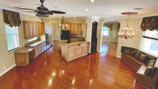 Building Photo - 9843 Vía Amati